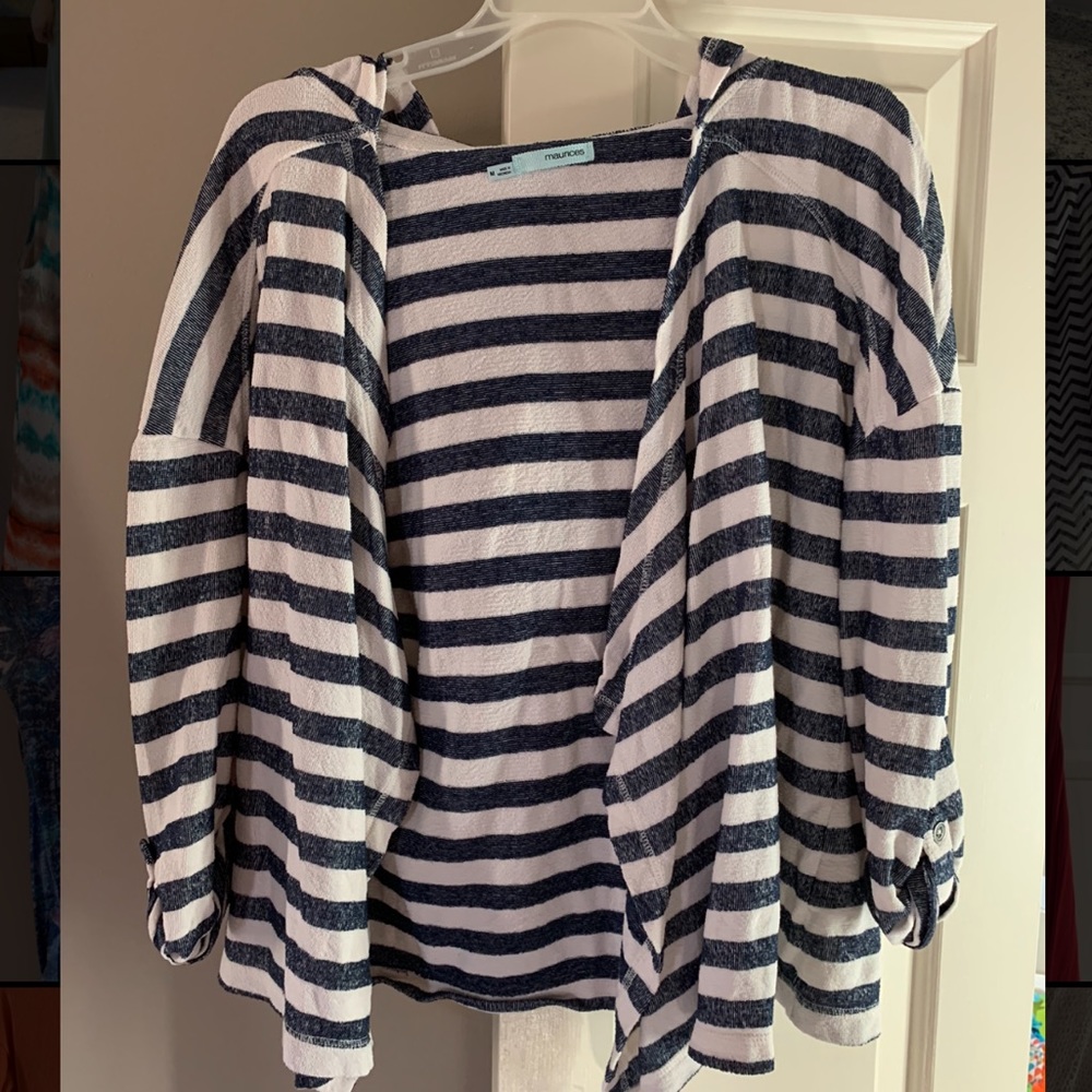 Mid sleeve hooded shirt